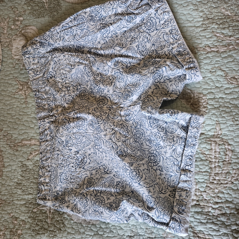 3 For $15 Old Navy White Shorts with Navy Floral Print - Picture 4 of 8
